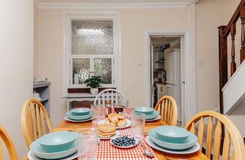 Henley House | Park End House - Parking, Pet Friendly