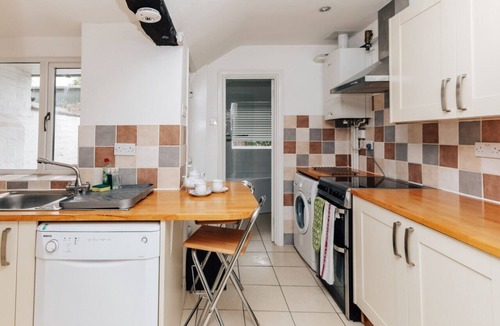 Henley House | Park End House - Parking, Pet Friendly