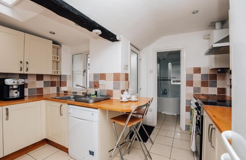 Henley House | Park End House - Parking, Pet Friendly