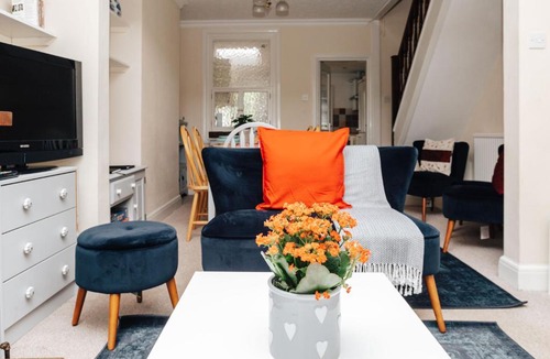 Henley House | Park End House - Parking, Pet Friendly