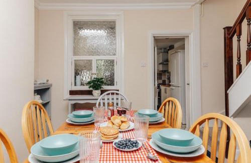 Henley House | Park End House - Parking, Pet Friendly