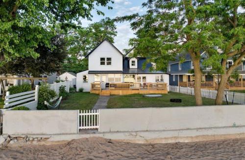 Sylvan Beach House | Park- Entire Home Sleeps 21