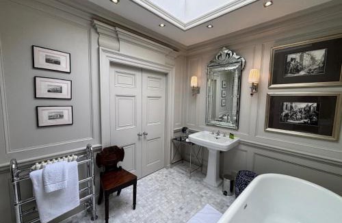 Little Hayfield Bed & Breakfast | Park Hall Manor