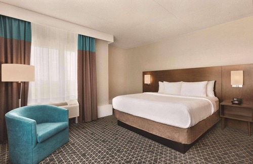 Brampton Hotel | Park Inn by Radisson Brampton, On