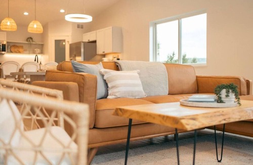 Park Point House | Park Point Beach Home🌲 Family Retreat ☀️ 🌊 Pet Friendly 🐾