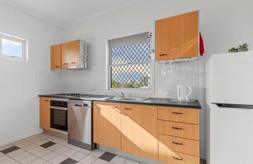 West End Apartment | Park the car & Explore Brisbane by Custom Bnb Hosting