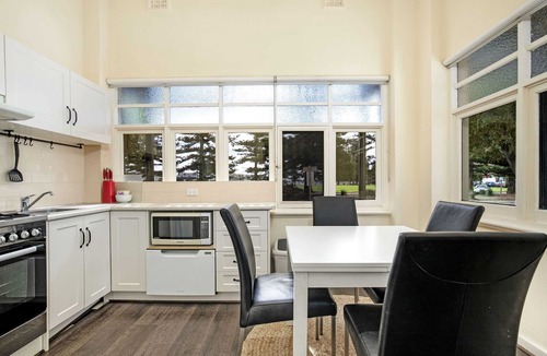 Glenelg Apartment | Park View 'Elysian' WIFI + Netflix