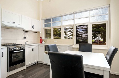 Glenelg Apartment | Park View 'Elysian' WIFI + Netflix