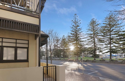 Glenelg Apartment | Park View 'Elysian' WIFI + Netflix