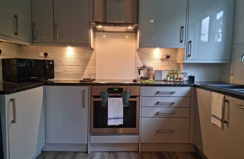 Salfords Apartment | Park View Garden Apartment