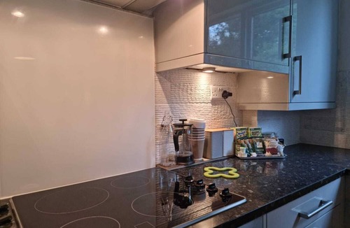 Salfords Apartment | Park View Garden Apartment