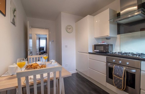 Motherwell Apartment | Park View-modern 2 bed apartment