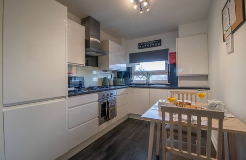 Motherwell Apartment | Park View-modern 2 bed apartment