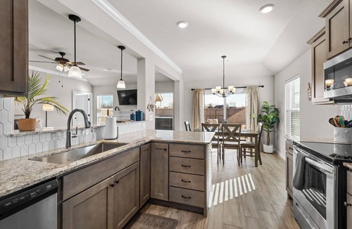 Lowell House | Park View Place: Central To All NWA