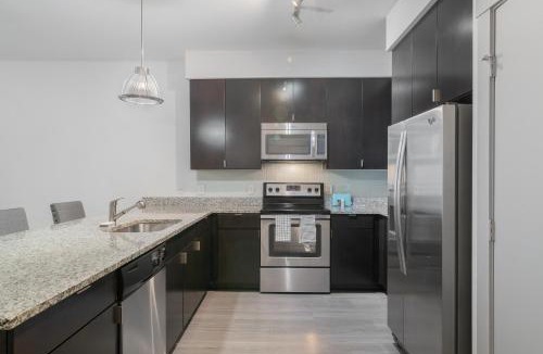 Oak Lawn Apartment | Park West 132 1br Apartment, Pool, Gym, Parking