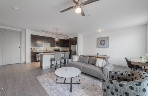 Oak Lawn Apartment | Park West 362 1br apartment, Pool, Gym I Parking