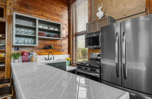 Downtown Apartment | Parker101:Downtown Bryan on Main St, King Bed