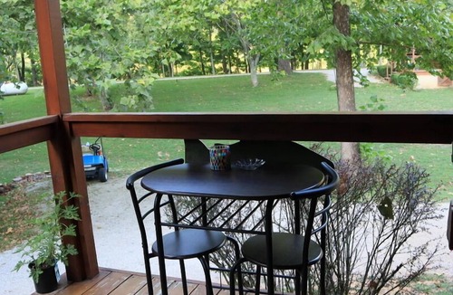 Eureka Springs Cabin | Parkers Hideaway on the White River/Redbud Cabin, 200 feet from the River