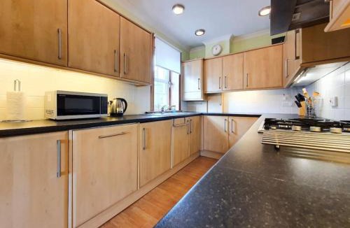 Rosyth Apartment | Parkgate Apartment - Near M90, Amazon, Edinburgh