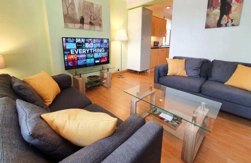 Rosyth Apartment | Parkgate Apartment - Near M90, Amazon, Edinburgh