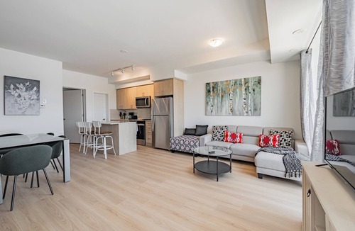 Oshawa House | Parking! 4BR Town, Costco, Durham College, Oshawa