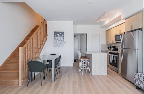Oshawa House | Parking! 4BR Town, Costco, Durham College, Oshawa