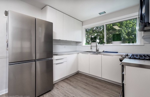 Skokie Condo | PARKING, BALCONY near NAPA, UNIVERSITIES, RAVINIA, GOLFING & TRAIN to CHICAGO