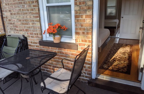 Skokie Condo | PARKING, BALCONY near NAPA, UNIVERSITIES, RAVINIA, GOLFING & TRAIN to CHICAGO