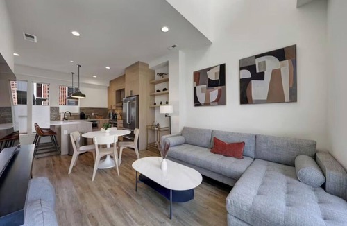 Broadway House | Parking x2, King Beds, AC - Walk to Everything!