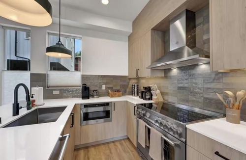 Broadway House | Parking x2, King Beds, AC - Walk to Everything!