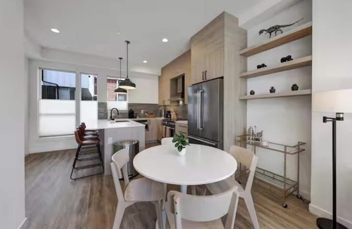 Broadway House | Parking x2, King Beds, AC - Walk to Everything!