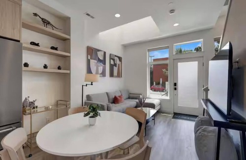 Broadway House | Parking x2, King Beds, AC - Walk to Everything!