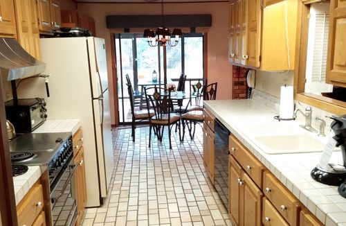 Vance Jackson House | PARKLIKE YARD w/DEER ON 1ACRE 3000SQFT, SUNROOM, INDOOR HOT TUB, WiFi & INTERNET