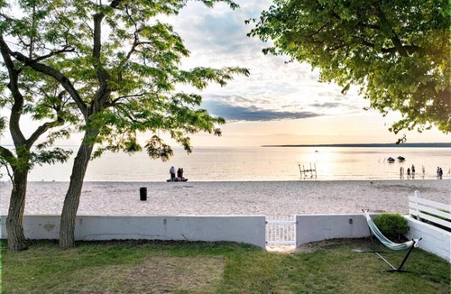 Sylvan Beach House | Parks Slice Heaven | 2BR Waterfront| with Hot tub