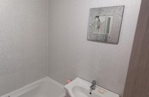 Barrow-in-Furness House | Parkside House 3 bedroom 2 bathroom. parking.