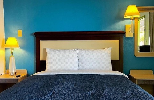 Sweetwater Hotel | Parkside Inn by PHG - Sweetwater