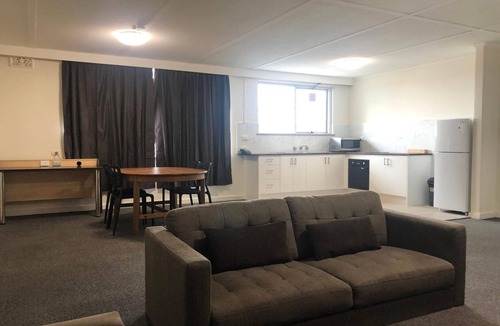 Kingsbury Hotel | Parkside Inn Motel