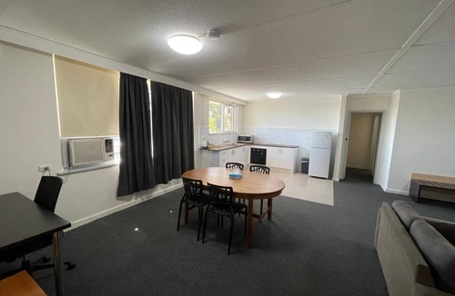 Kingsbury Hotel | Parkside Inn Motel