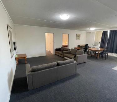 Kingsbury Hotel | Parkside Inn Motel