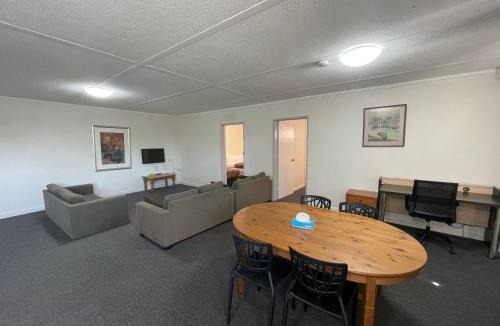 Kingsbury Hotel | Parkside Inn Motel