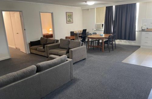 Kingsbury Hotel | Parkside Inn Motel