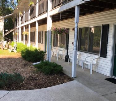 Ellison Bay Hotel | Parkside Inn