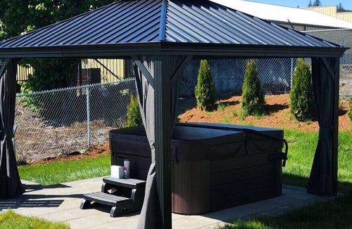 Mossyrock House | Parkview hot tub grill fire pit