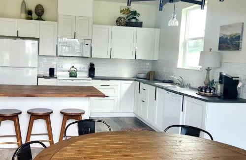 Mossyrock House | Parkview hot tub grill fire pit