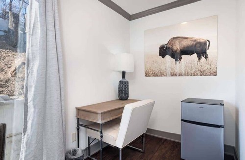 Parkville Apartment | Parkville Charmer 1BR King+Shops+Eats