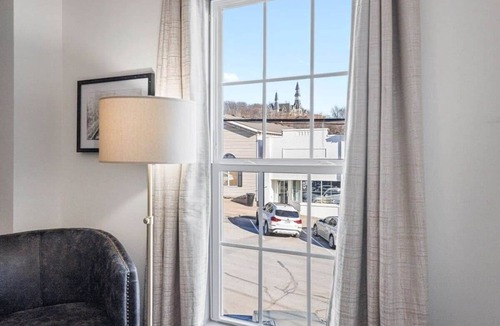 Parkville Apartment | Parkville Charmer King Bed Relax and Unwind