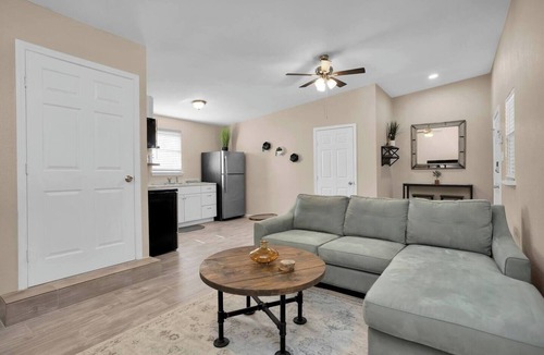 Conroe House | Parkway Apartment 3BR · 3-Br Guesthouse on 6 Peaceful Acres