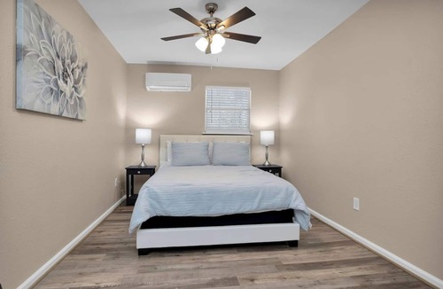 Conroe House | Parkway Apartment 3BR · 3-Br Guesthouse on 6 Peaceful Acres