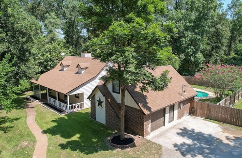 Conroe House | Parkway Main House · Peaceful and Relaxing Oasis within the City
