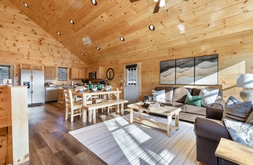Pigeon Forge Cabin | Parkway Paradise w Private Hot Tub